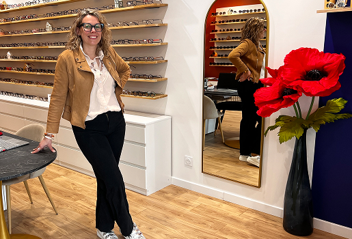 Virginie, opticienne dans sa boutique de lunettes de vue à Garidech en Haute-Garonne 31