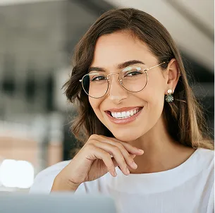 Une femme qui porte une paire de lunettes de vue à Garidech en Haute-Garonne 31