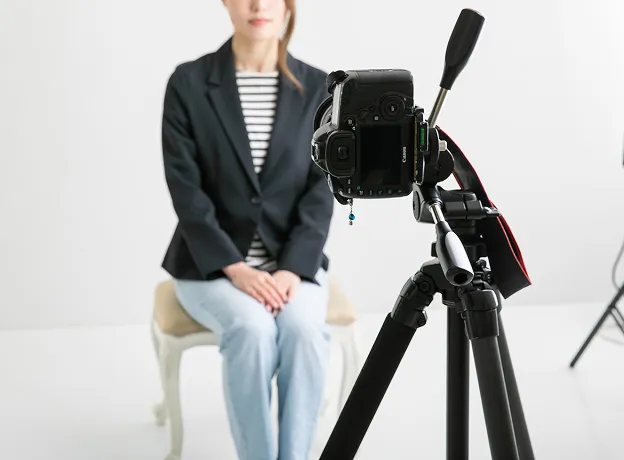 Une femme qui fait ses photos d'identité chez l'opticien VS Optic à Garidech en Haute-Garonne 31